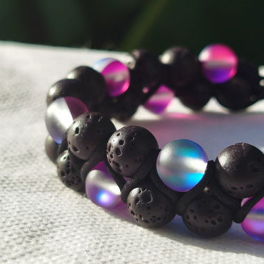 Pulsera de piedra volcánica y cuarzo electrificado - Img 115484823