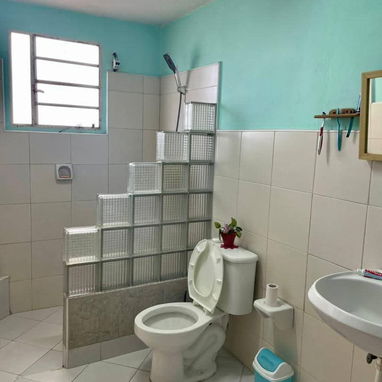 Oportunidad única en Playa, cerca del Tropicana!  Se vende casa en altos tipo dúplex, amplia y bien distribuida. - Img 117961206