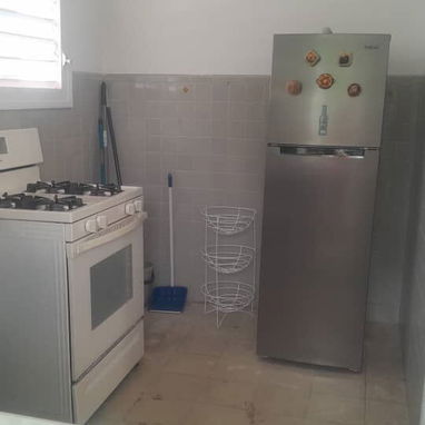 (500 usd x mes )tiempo indefinido ideal para negocio o vivienda ,apto cap en bajos ,27 y 10 VEDADO - Img 125181694