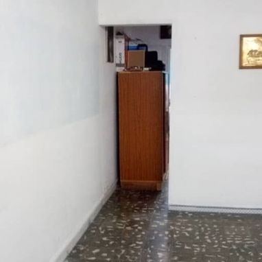 Vendo casa tipo local en ave 26 vedado..Su diseño interior es como un local para negocios.. - Img 122855798