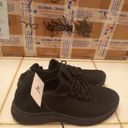 Tenis negros nuevos de engomados. Acepto mn y transferencia - Img 50378163