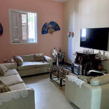 Casa a la venta en planta baja con un espacioso patio, garaje Privado a pocos metros de 13 y 68 - Img 116530574