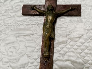Candelabro y crucufijo de bronce utilizados para fines litúrgicos en perfecto estado de conservación. - Img main-image
