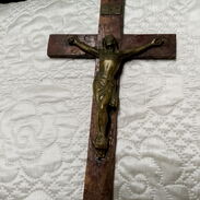Candelabro y crucufijo de bronce utilizados para fines litúrgicos en perfecto estado de conservación. - Img 45490304