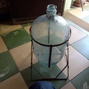Botellón con soporte (Volteador) muy practico para almacenar líquidos, utilizado por elaboradores de vivo - Img 54895791