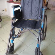 Se vende sillón de ruedas de uso. Reparado , con gomas macizas, asiento, respaldar y brazos nuevos. - Img 54384849