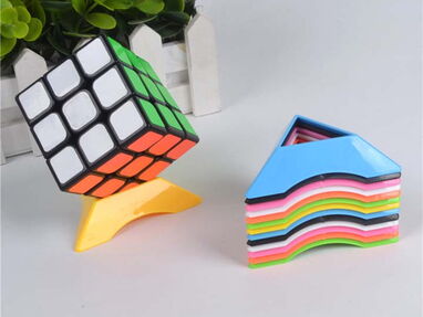 Stand para cubos de Rubik - exhibidor triangular - para cuberos y coleccionistas - Img 39593123
