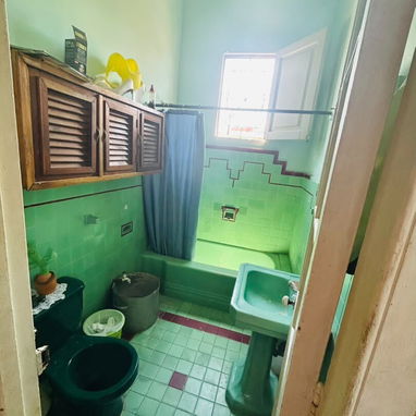 Apartamento en el tercer piso de un edificio capitalista en el Vedado , cerca de la Universidad de la Habana - 5/10