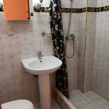 Aquiler para extranjeros 2 habitaciones, una a 10 Euros o Dólares y la otra a 15 por día con baño privado - Img 110893084
