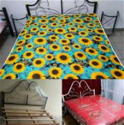 Hermosas camas de metal , con mesitas , colchón de esponja , exelente calidad y garantía - Img 45894415