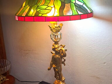 Bellísima y vistosa lámpara de mesa - Img main-image