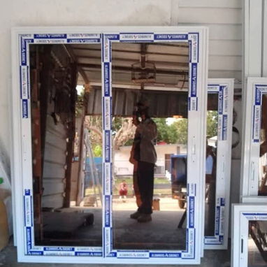 Se realizan trabajos en carpintería de aluminio - 7/9