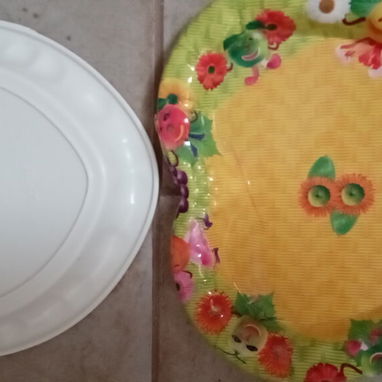 5 platos medianos con diseño alegre floreados en forma de corazon. - 2/3