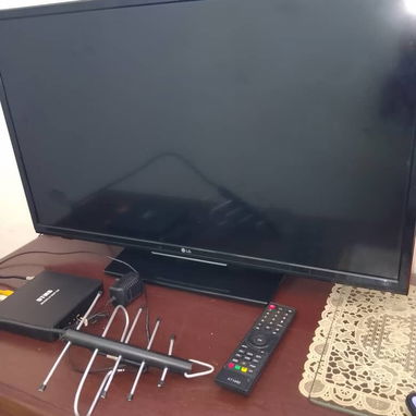 Venta de televisor con su cajita y antena,me ajusto. - 2/2