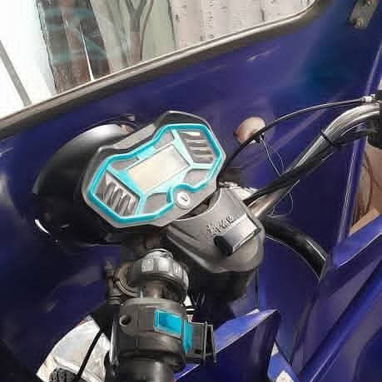 🚨 **SE VENDE TRICICLO CON CABINA** 🚨  🛺 En **buen estado** 🔋 Batería **TOPMAQ 35 amperes**  💰 **PRECIO: 4500**  📞 - 5/5
