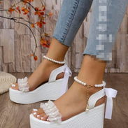 Plataformas blancas con perlas y lazo - Img 57538399