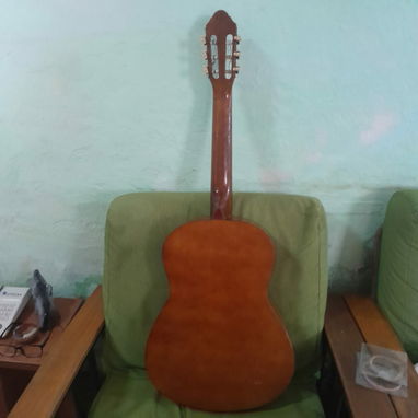 Se vende guitarra clásica con 2 juegos de cuerdas de respuesto - Img 124889293