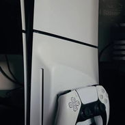 VENDO CONSOLA MODERNA PS5 SLIM LLENA DE JUEGOS PERMANENTES CON UN MANDO LLAME O ESCRIBA - Img 56216055