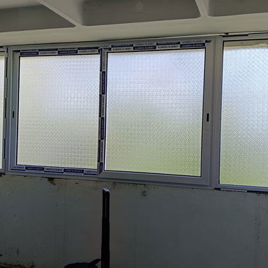 Marquetería de aluminio y cristal en el aire - Img 122559420