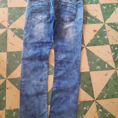 Pantalón de mezclilla elastizado talla 38. - Img 122243385