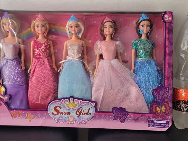 Bella caja d 5 barbies princesas - Img 66107461