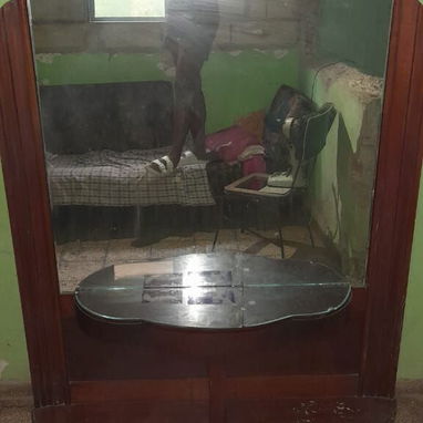 Se vende Coqueta antigua de caoba con sus dos mesitas de noche - 2/3