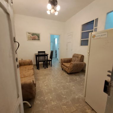 Se alquila apartamento de 1 cuarto en el Vedado. Por largo plazo. Amueblado - Img 122995183