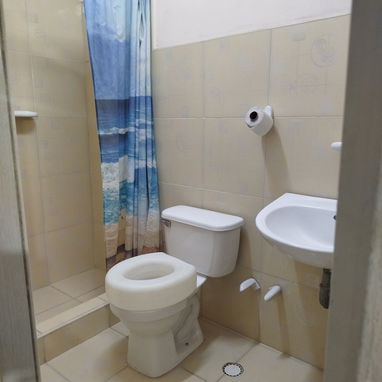VENTA DE CASA EN LUYANÓ!!!!! (AJUSTABLE) Buena zona. Gas de la calle, puerta de calle - Img 120856461