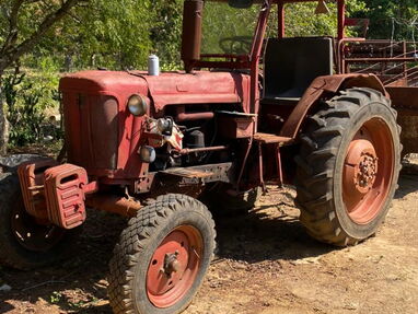 Tractor con carrete, arado y otras herramientas para trabajar la tierra - Img 63668252