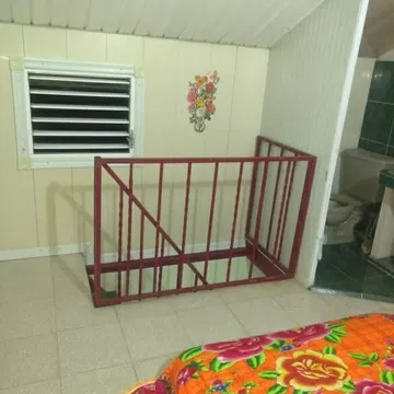 Casa 2/4 en Haban Libre Caimito Abajo de Placa y Arriba d zinc Falso Techo Baño y Meseta Azulejeado Todo Enrrejado