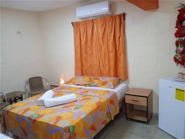 Renta casa de 8 habitaciones,8 baños,minibar,sala, cocina, piscina, barbecue en Guanabo - Img 64790690
