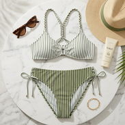 Trusa bikini talle alto a rayas verdes y blancas, talla M. Diseño fresco de dos piezas con top de tirantes trenzados que - Img 56105236