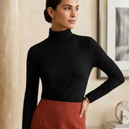 Enguantada Jersey de Cuello Cisne "Essential Noir" – Elegancia Minimalista - Img 57069879