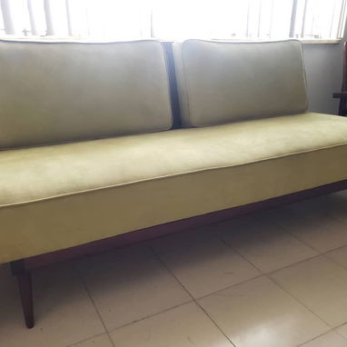 Juego de sala de uso en perfecto estado de caoba original mesa, dos butacas y sofa - Img 123624259
