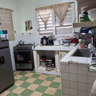 Vendo en 13 mil casa puerta calle de 2 cuartos y gas de la calle con todo adentro en el lido(marianao) #53013906 - 5/8