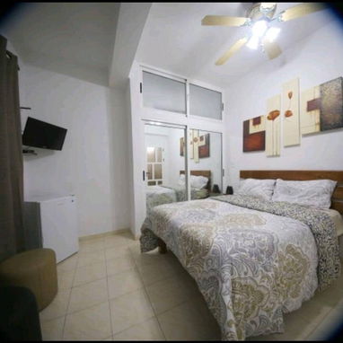 Renta de moderno apartamento a media cuadra de 23 y malecón - Img 115320701