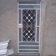 Realizamos para su seguridad puertas,portones, ventanas,techos de angulares garantizamos la calidad de nuestro servicio - Img 56299263