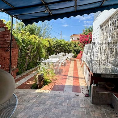 💥 GG-170 | ¡MAJESTUOSA CASA INDEPENDIENTE EN ESQUINA EN NUEVO VEDADO POR ! (5 CUARTOS, 5 BAÑOS, JARDÍN Y GARAJE) 🔑 - 4/10