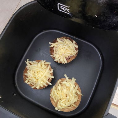 Tartaletas de queso gouda con jamón bravo - Img 127694822