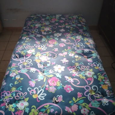 Cama 3/4 de madera de 6 patas con colchón de muelles - 2/2