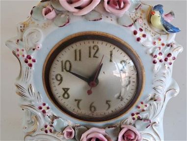 Reloj de porcelana antiguo - Img main-image-45771497