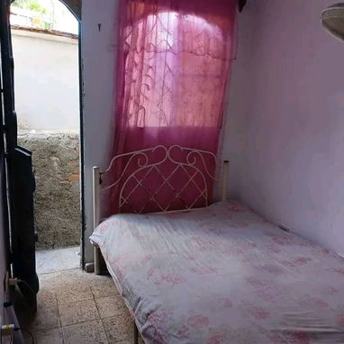 🏡✨ SE VENDE CASA EN EL CENTRO DE GUANABACOA CERCA DEL PARQUE ✨🏡  Primer piso: Sala Cocina  Baño 1 cuarto  Segundo piso - 4/6