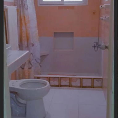 Se renta apto de una habitación en el Vedado, cerca de 23 y 8. 54026428 - 3/7