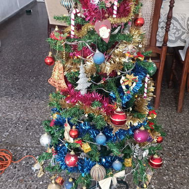 SE VENDE ÁRBOL DE NAVIDAD CON SUS ADORNOS Y LUCES  MEDIDAS: 1.50 mts.   140 USD. - Img 108715004
