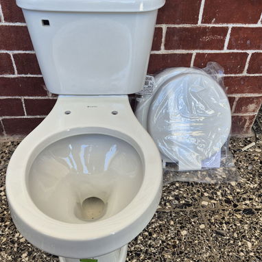Juego de baño con sus latiguillo herrajes y tapa - 3/3