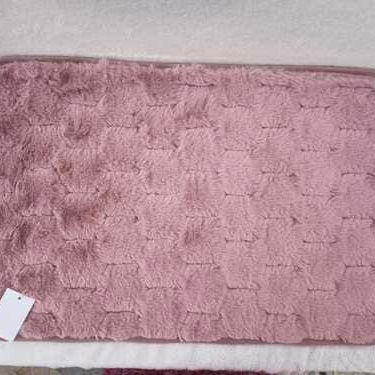 Alfombra rombo Antideslizante  Precio: 9 USD  Disfruta de una sensación de suavidad y confort en cada paso - 2/4