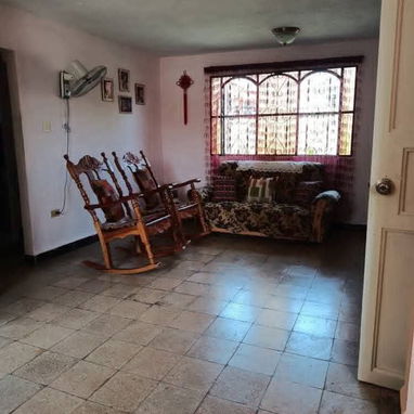Vendo casa de 3 niveles , puerta a calle , en el Cerro cerca de Ayestaran  , tiene kit solar incluido - 2/10