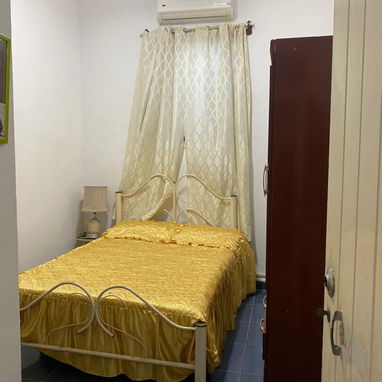 Ref #79. Apto interior y último con 3 cuartos y 2 baños en bajos. Posibilidad de parqueo de moto!!!! - 6/10