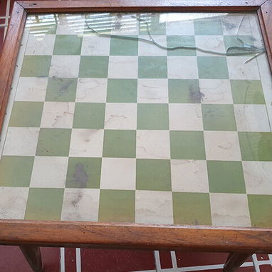 Mesa de cedro con juego original de ajedrez - Img 116971195