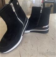 Vendo botas de corte bajo color negro - Img 45642474